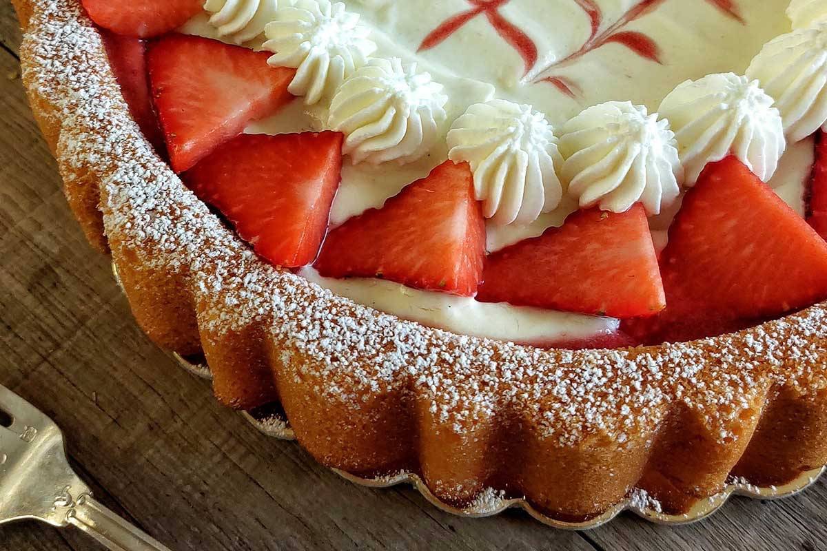 Crostata morbida con coulis di fragole e crema chantilly
