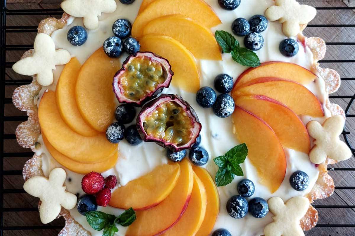 Crostata cheesecake con pesche e frutto della passione
