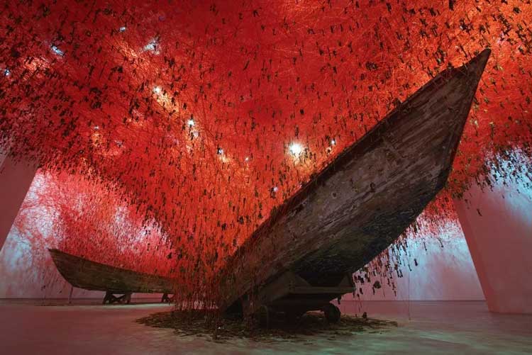 Opera di Chiharu Shiota