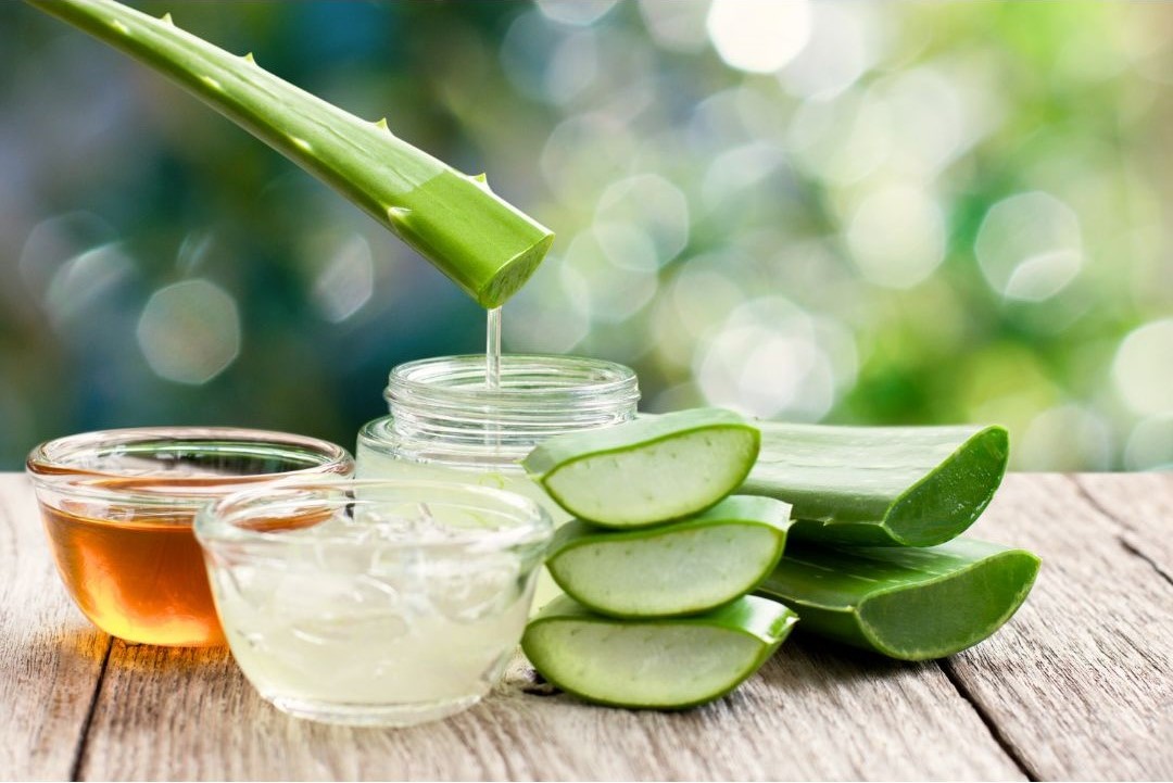 Cosmesi per l'estate e focus gambe e seno per un corpo ben nutrito