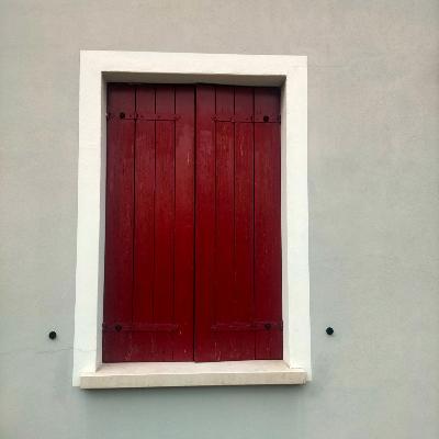 Scuri in legno colore rosso