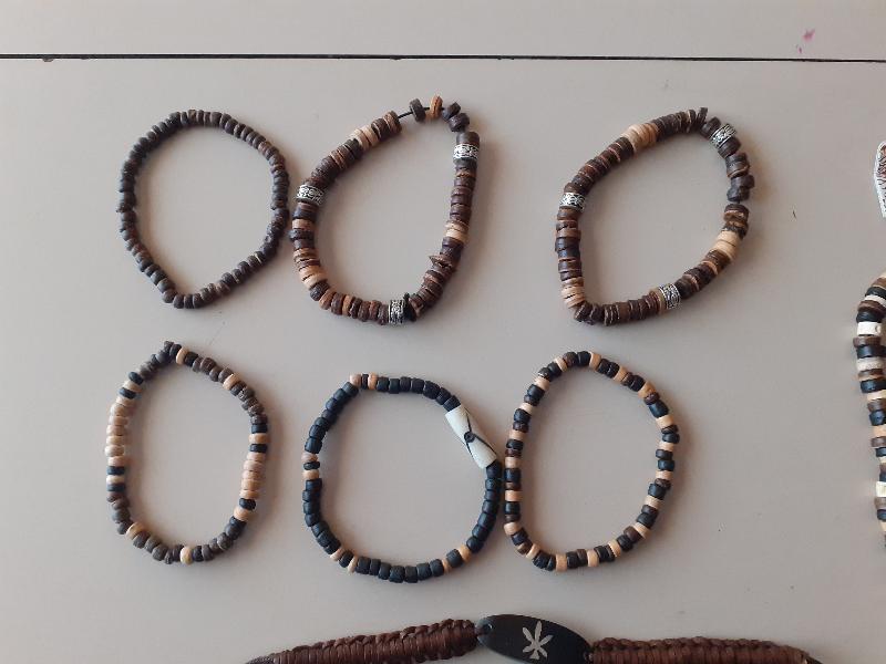 20 PZ. COLLANINE E BRACCIALETTI - CHILLING TIME (NUOVI)