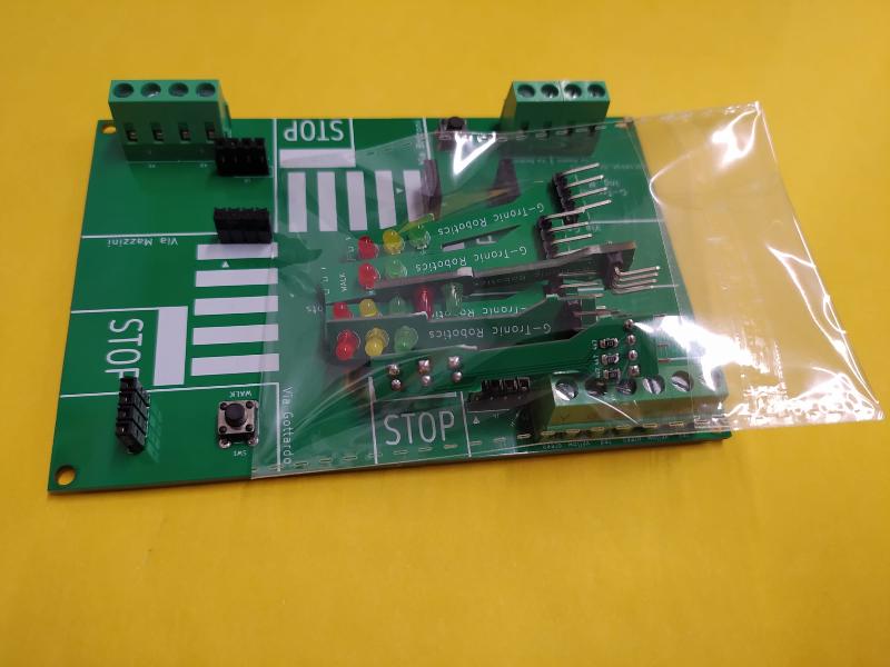 interfaccia PLC - modellino in scala di semaforo 2 vie e 2 passi pedonali