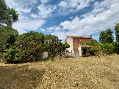 casa di campagna con campi vicino al mare