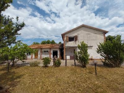 casa di campagna con campi vicino al mare