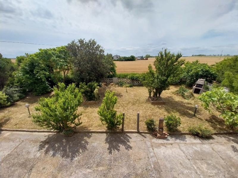 casa di campagna con campi vicino al mare