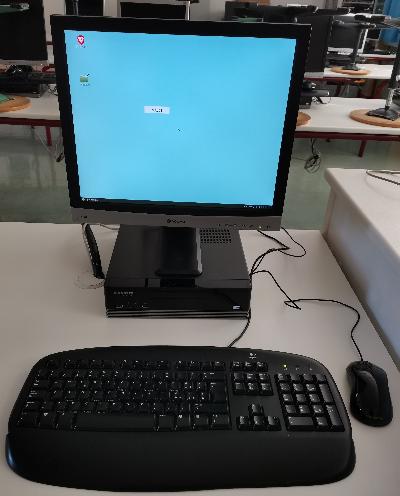 Desktop di marca Gigabyte Chassis + monitor + tastiera