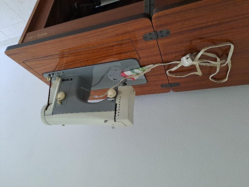 MACCHINA DA CUCIRE MARCA NECCHI