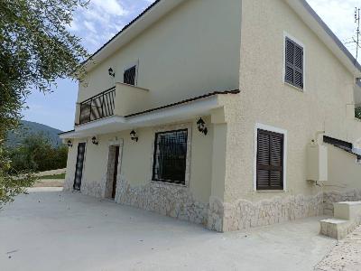 INDIPENDENTE A PALOMBARA SABINA CON TERRENO