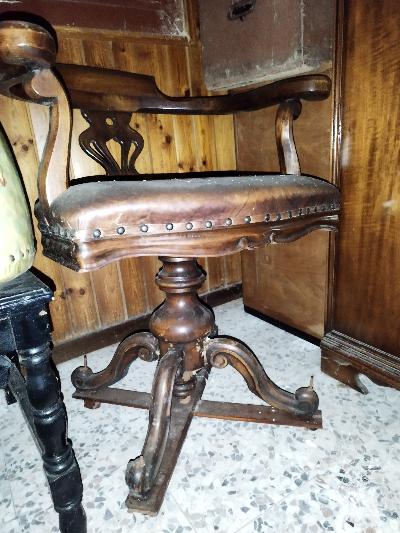 Poltroncina girevole da studio medico o notarile