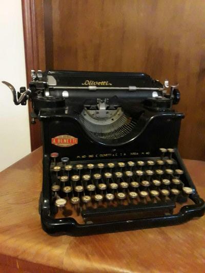 Macchina da scrivere Olivetti