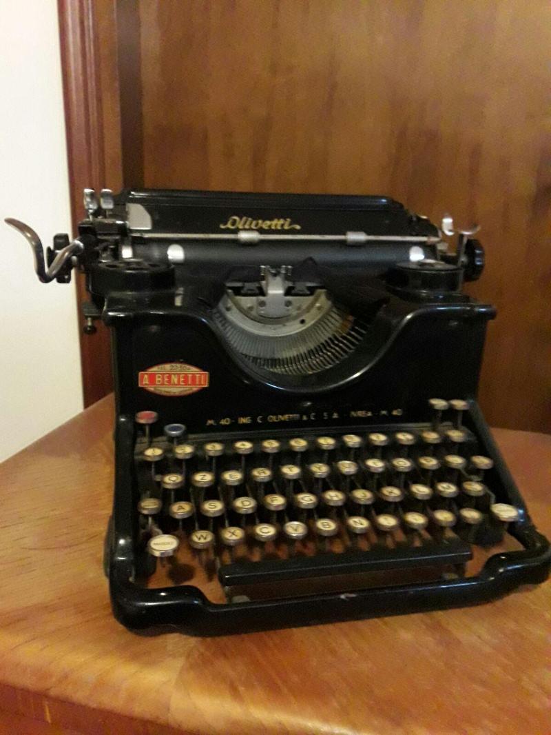 Macchina da scrivere Olivetti