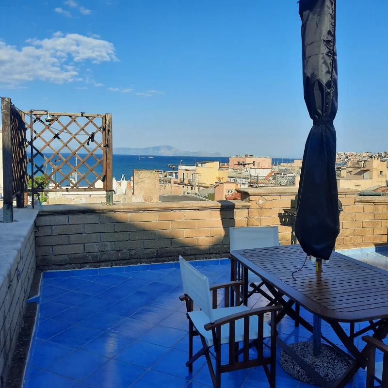 MONOLOCALE CON TERRAZZO VISTA MARE