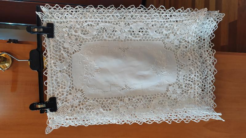 centrini per comodini e comò