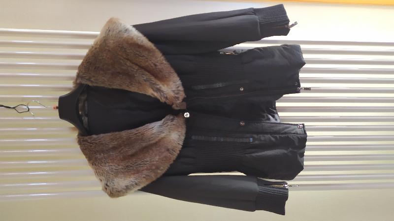 Giubbotto per donna nero con collo in finata pelliccia