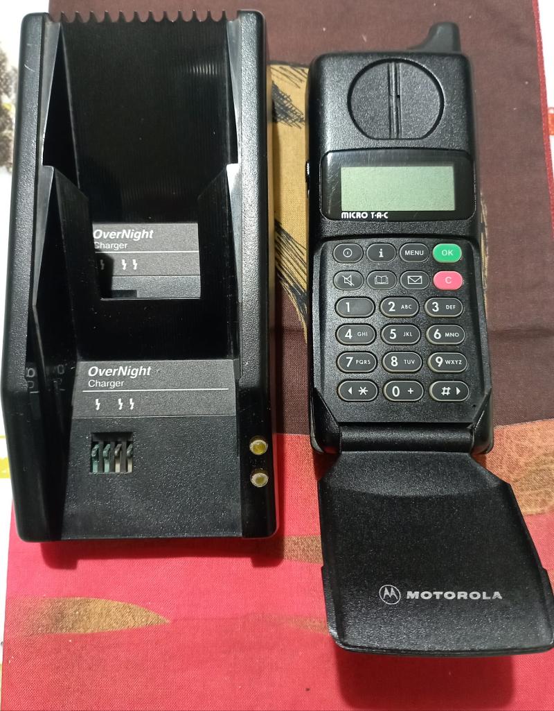 Telefono cellulare Motorola gsm Micro Tac international 