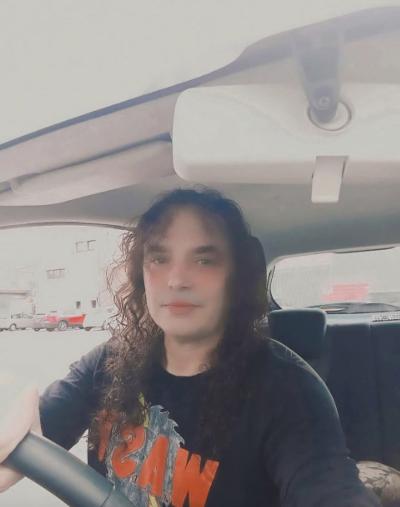 Sono Luk. Ho 54 anni. Ho un anima e un fisico rock'n'roll.  