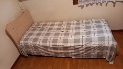 Letto singolo a doghe con materasso.