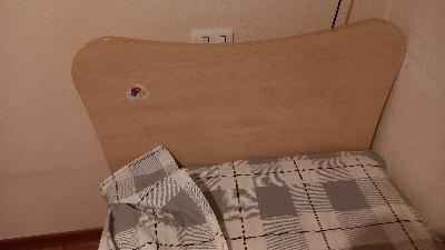 Letto singolo a doghe con materasso.