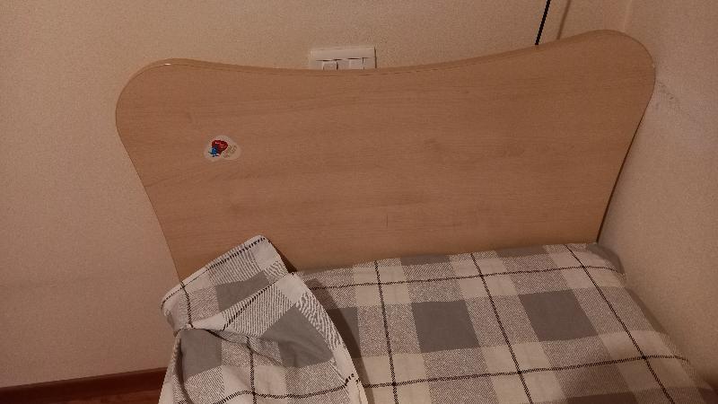 Letto singolo a doghe con materasso.