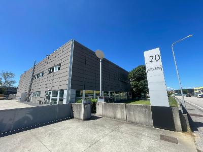 LOCALE AD USO COMMERCIALE, OPEN SPACE , FRONTE STRADA, PARCHEGGIO RISERVATO