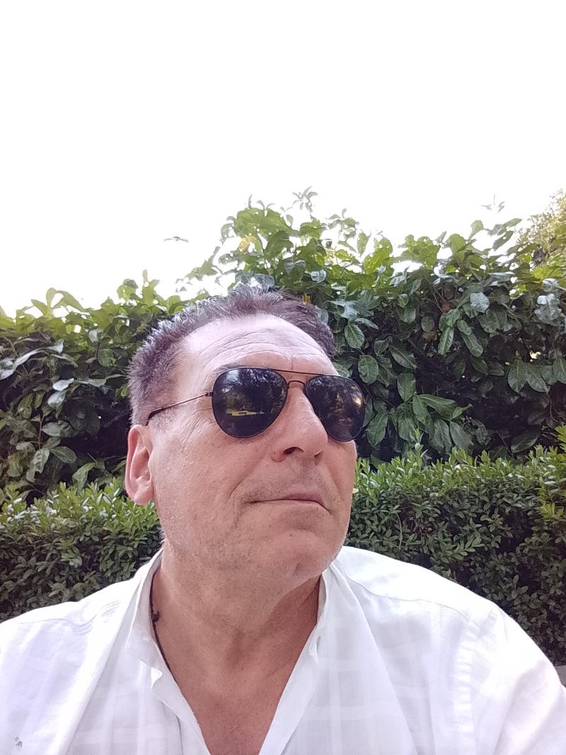 Cerco una lei carina simpatica semplice x amicizia poi si vedra