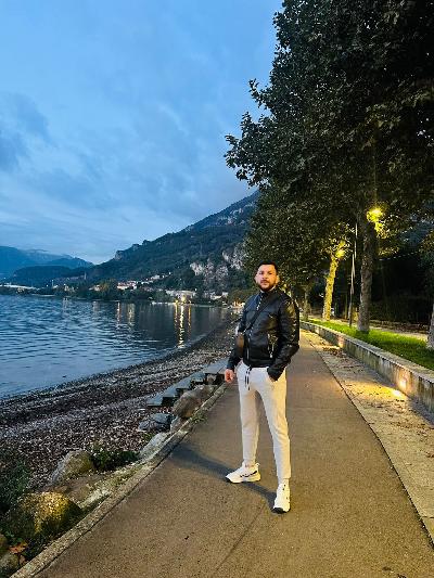 Sono un uomo serio e rispettoso. Amo l’avventura e la natura, pratico sport