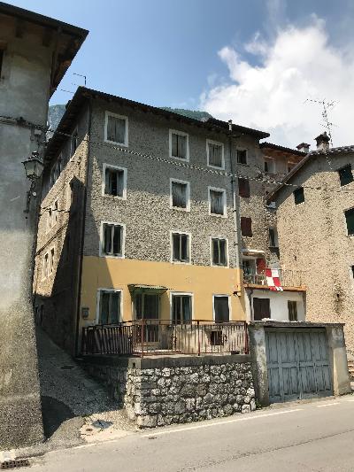 A San Gaetano (Valstagna) casa di 4 piani con 2 ingressi. Da ristrutturare
