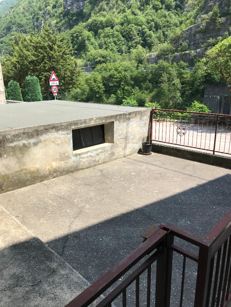 A San Gaetano (Valstagna) casa di 4 piani con 2 ingressi. Da ristrutturare