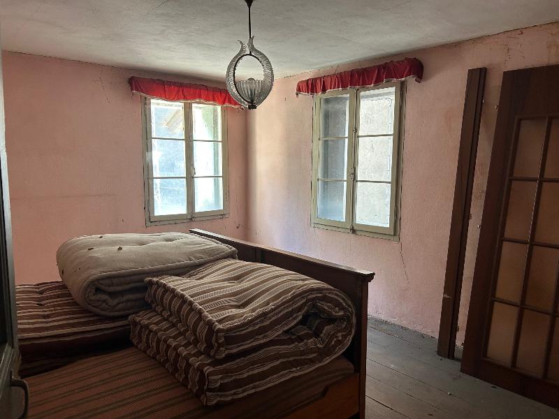 A San Gaetano (Valstagna) casa di 4 piani con 2 ingressi. Da ristrutturare