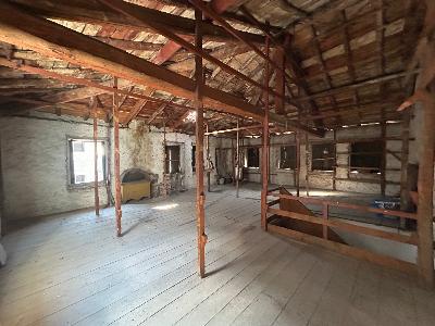 A San Gaetano (Valstagna) casa di 4 piani con 2 ingressi. Da ristrutturare