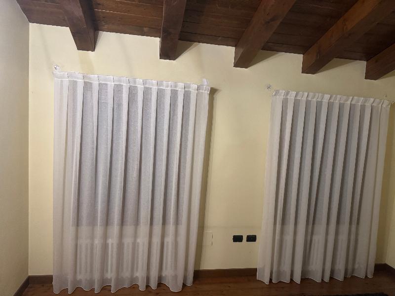 Tende e binari bianchi