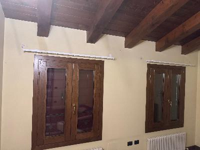 Tende e binari bianchi