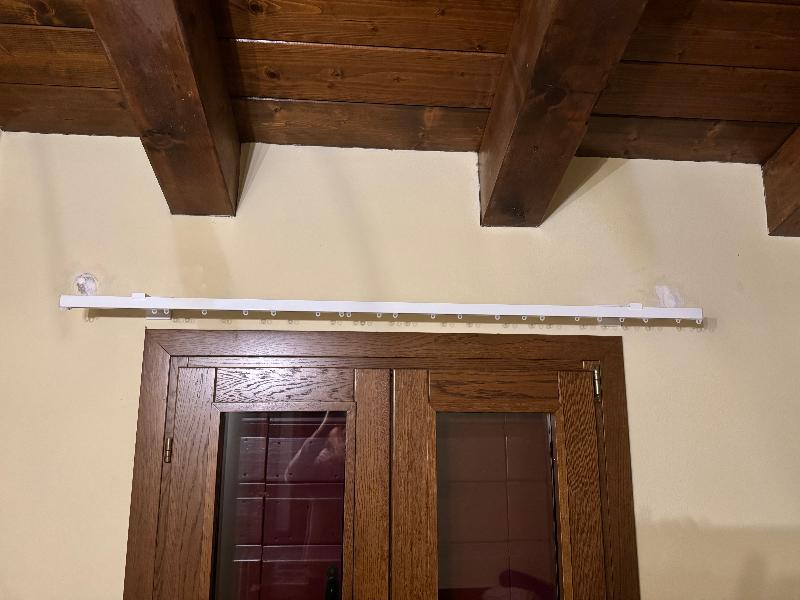 Tende e binari bianchi