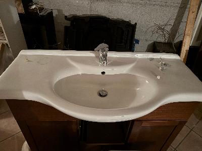 Lavandino e sanitari con miscelatori