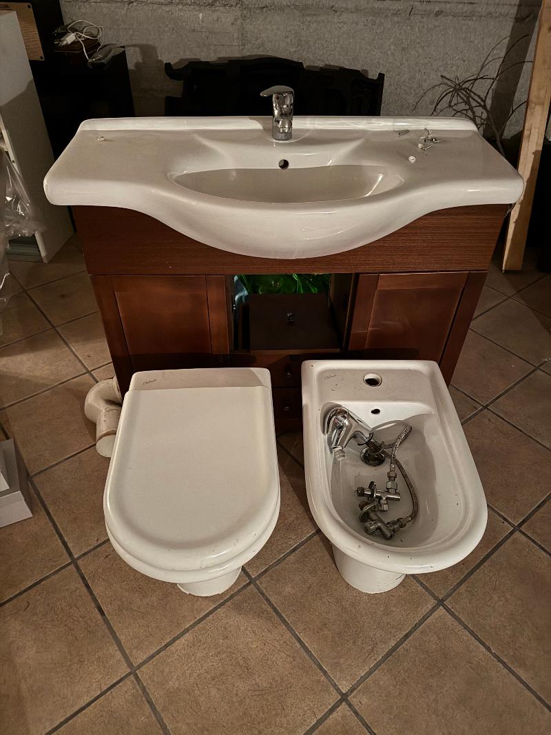 Lavandino e sanitari con miscelatori