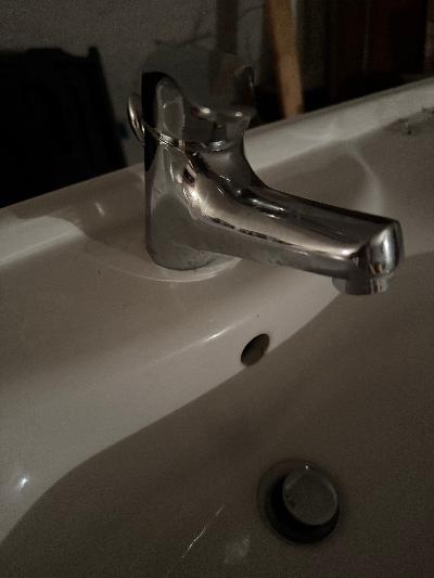 Lavandino e sanitari con miscelatori