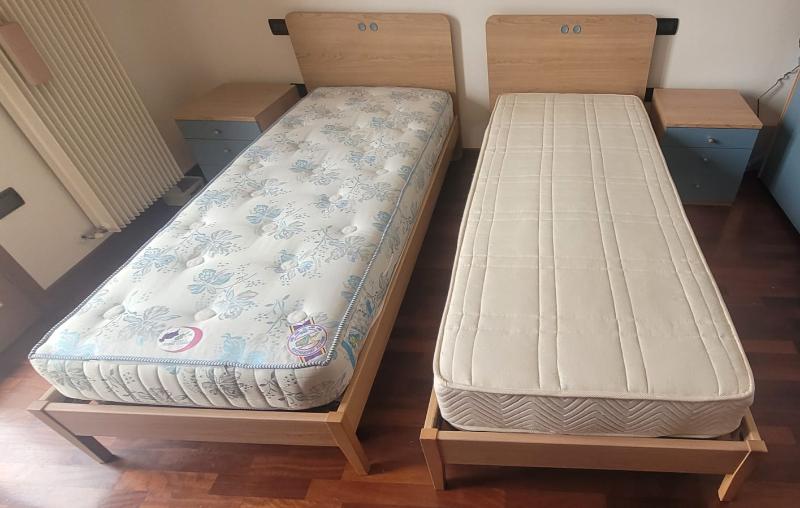 Cameretta completa con 2 letti singoli, reti a doghe e comodini