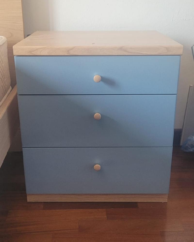 Cameretta completa con 2 letti singoli, reti a doghe e comodini