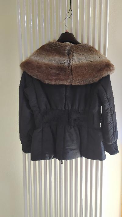 Giubbotto per donna nero con collo in finata pelliccia