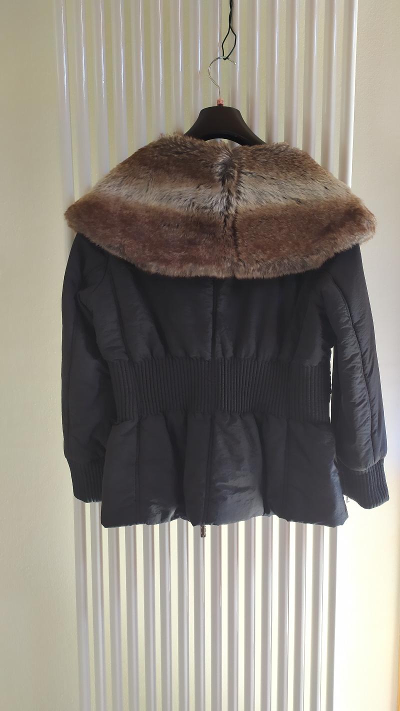 Giubbotto per donna nero con collo in finata pelliccia