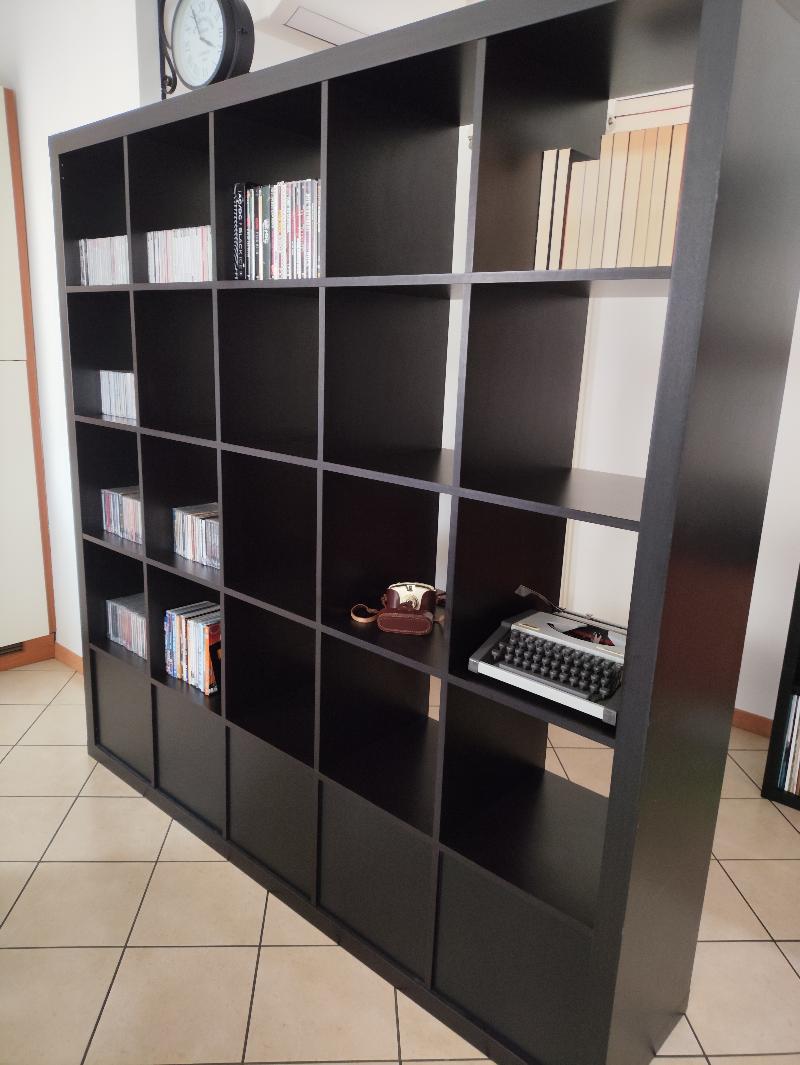 Libreria Ikea con cassettoni 