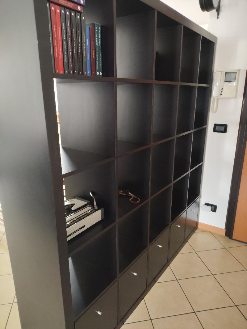 Libreria Ikea con cassettoni 