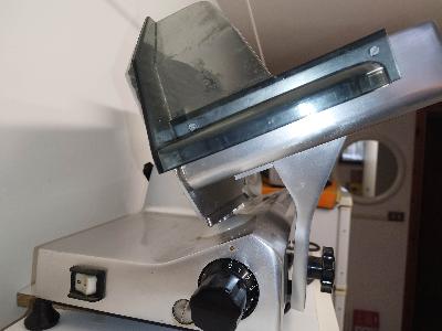Affettatrice CE professionale a gravità